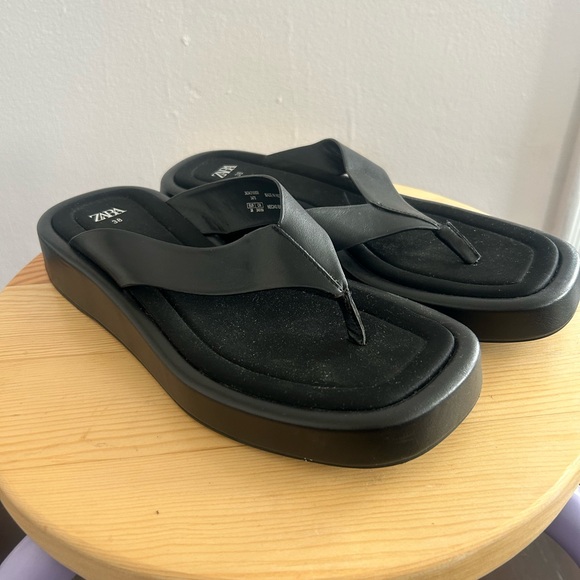 Zara Black Flip Flop Sandals - Picture 2 of 4